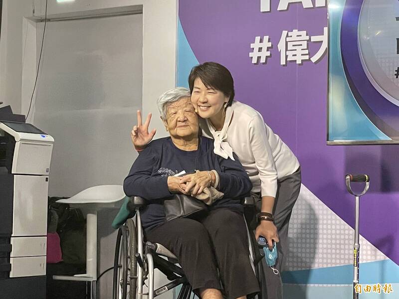 無黨籍台北市長候選人黃珊珊今與93歲母親同台合體。（記者鄭名翔攝）