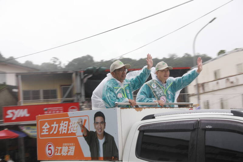 江聰淵（左）今天在員山等地，冒雨掃街。（江聰淵競辦提供）