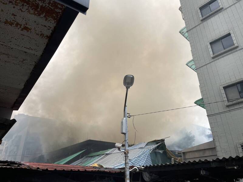 新北市新店區的建國市場一棟建築物二樓，今日中午發生火警。（記者鄭景議翻攝）