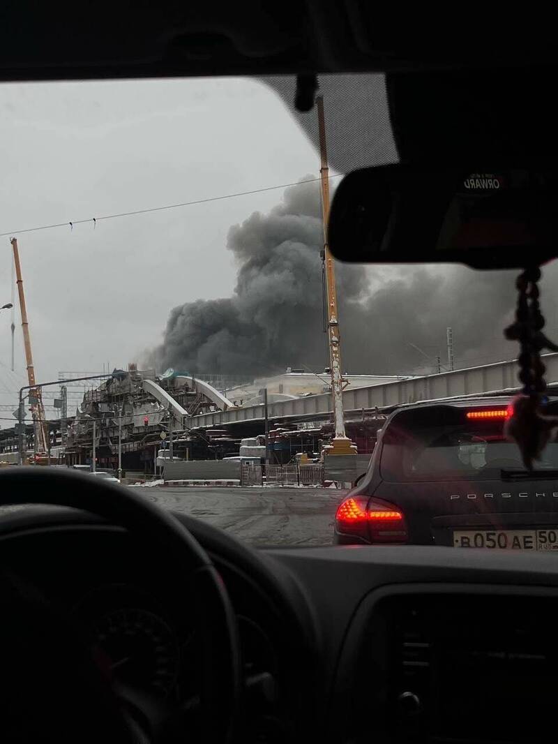 莫斯科共青团广场一栋建筑失火，冒出浓密黑烟。（取自推特＠nexta_tv）(photo:LTN)