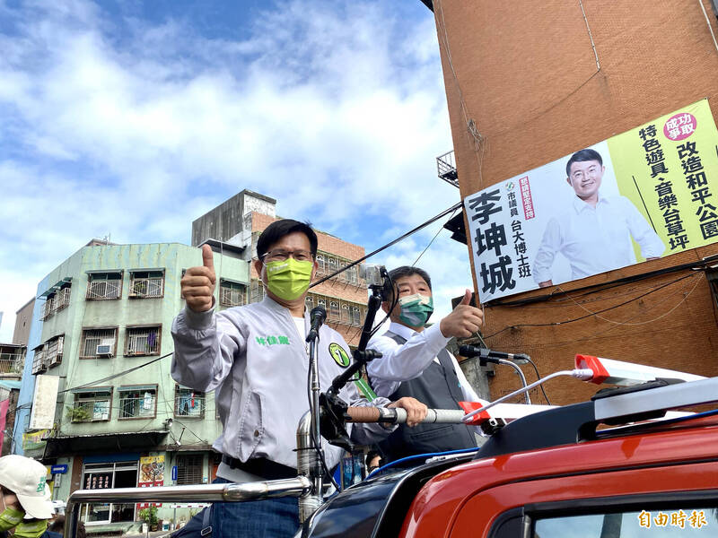 民進黨新北市長候選人林佳龍（車上左）今天與民進黨台北市長候選人陳時中（車上右）攜手舉行「雙北龍中來．逗陣作夥贏」雙北聯合車掃，合體拚陸戰，衝出勝選氣勢。（記者魏瑾筠攝）