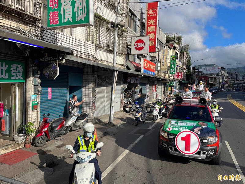 民進黨新北市長候選人林佳龍（車上左）今天下午在同黨立委沈發惠（車上右）陪同下赴新店區車隊掃街，爭取選民支持。（記者魏瑾筠攝）