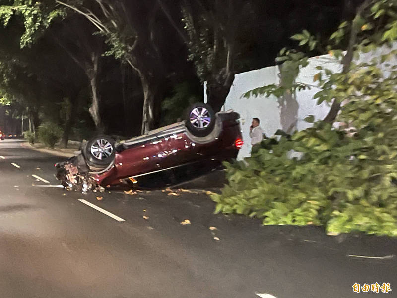 高雄長庚醫院前發生酒駕車禍，紅色轎車追撞路樹四輪朝天1人送醫。（記者黃良傑攝）