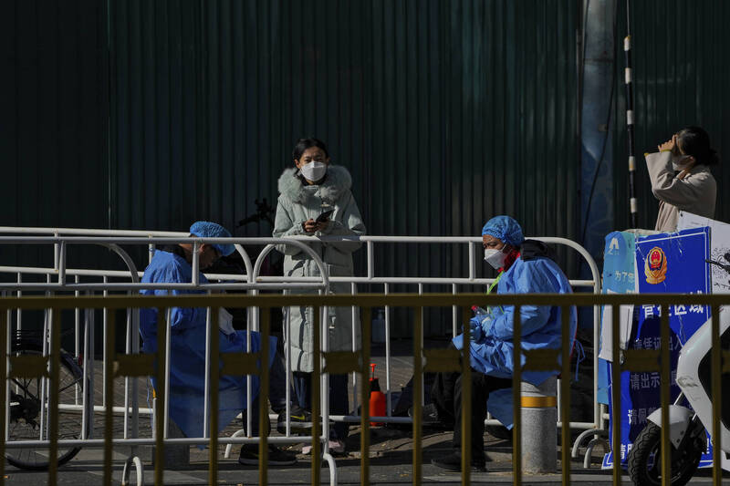 中国过去一天再增近2.7万本土病例，先前一度全面关闭免费核酸检测站的河北省石家庄，昨晚又突然急转弯，宣布有6区仍须执行全员核酸检测。（美联社）(photo:LTN)