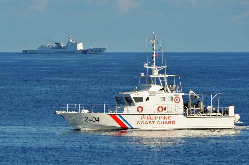 南海菲律宾海巡署船只（前）和中国海警船（后）示意图。（法新社）(photo:LTN)