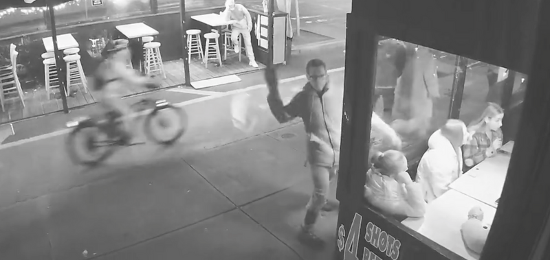 美国纽约市一家同志酒吧遭人丢砖头，这已是该店家一周内第4起攻击案。（图取自「thisismeryan13」推特）(photo:LTN)