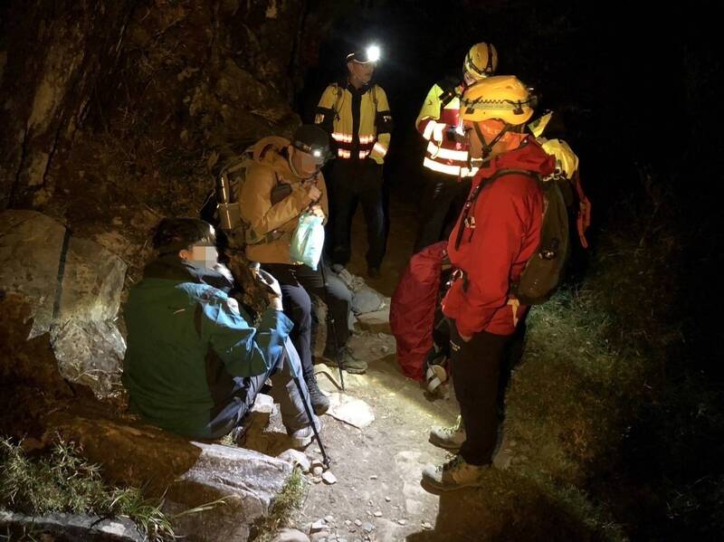 王姓男子登玉山途中無力、失溫，嘉義警消漏夜救援。（記者蔡宗勳翻攝）