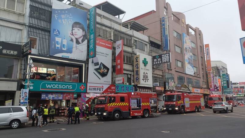 苗栗縣頭份市一間連鎖藥妝店，今天下午4點多發生火警，濃煙從店內竄出，消防隊員獲報後趕赴現場。（民眾提供）