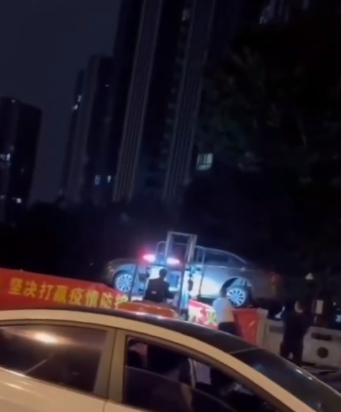 中国一名男子的私人车位被强佔整天，联系车主移车无果，他索性找来堆高机把这台车丢进水里，更怒呛「这部破车我也赔得起」。（翻摄微博）(photo:LTN)