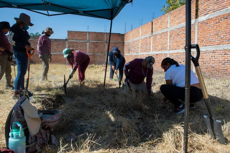 墨西哥伊拉普阿托市居民惊见野狗叼着人类断手逛大街，创立协寻失踪人口的妇女组织的门多萨，在尸坑里发现53个装满尸体的垃圾袋。（法新社）(photo:LTN)