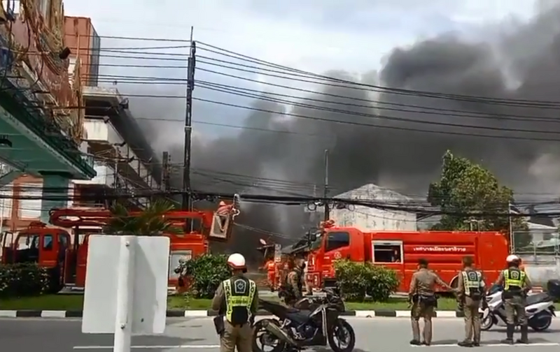 泰南陶公府治縣一間警局22日中午發生爆炸。（圖翻攝自推特）