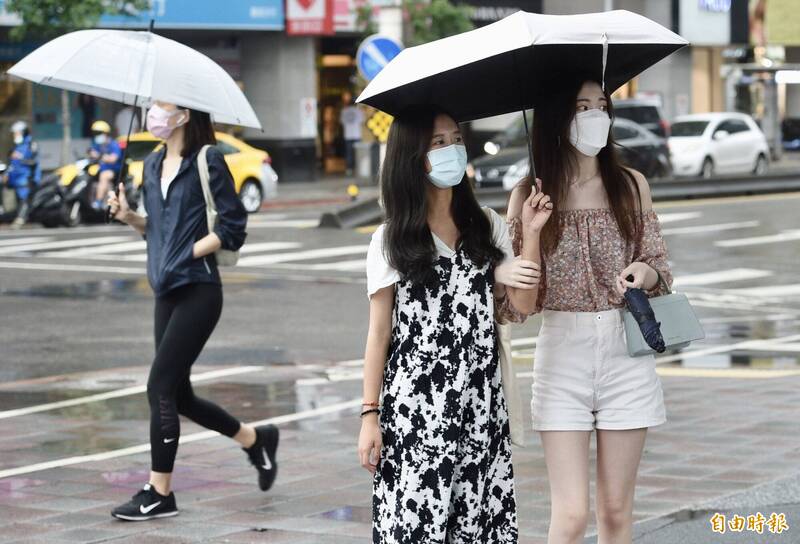 明起至週五鋒面南下併南方水氣，降雨範圍大，並有較大雨勢；中部以北有局部雨，南部亦偶有局部降雨的機率。（資料照）