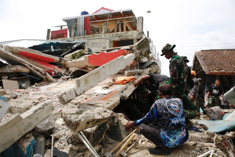 救难人员在瓦砾堆中持续搜救。（欧新社）(photo:LTN)
