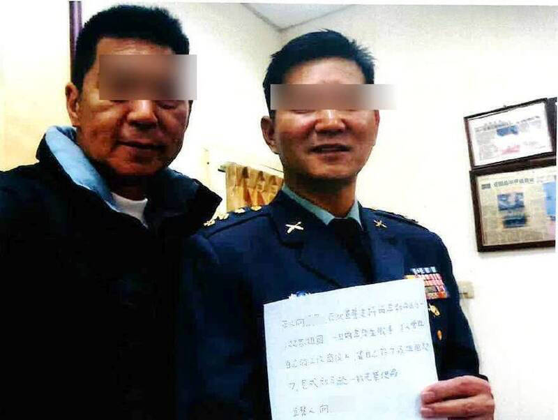 陸軍步訓部作戰研究發展室上校主任研究官向德恩（右）簽下「投降承諾書」。（資料照）