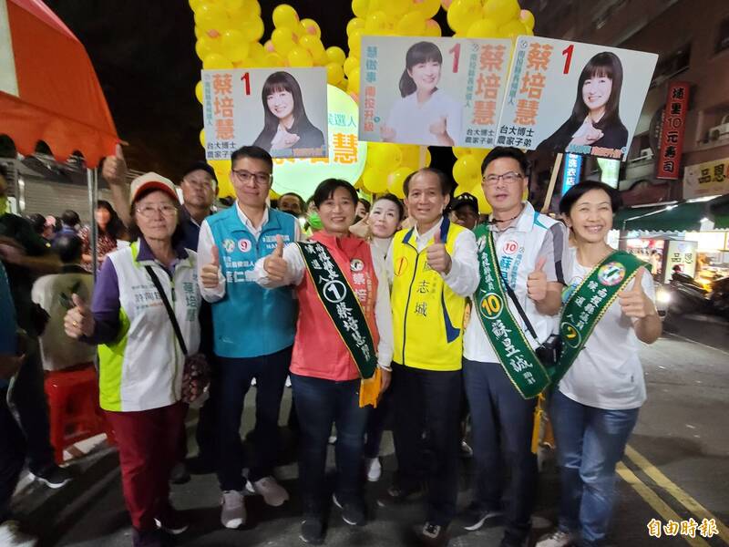 民進黨南投縣長候選人蔡培慧、埔里鎮長候選人廖志城及議員候選人陳宜君、葉仁創、蘇昱誠聯合造勢。（記者佟振國攝）