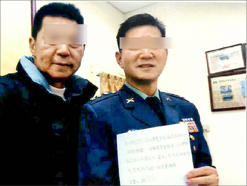 陸軍步兵訓練指揮部上校向德恩（右）涉嫌被曾任媒體記者的邵維強（左）吸收成為共諜，穿著軍服簽下「投降承諾書」。 （記者黃佳琳翻攝）
