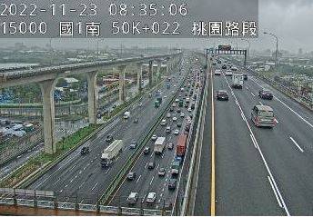 今天（23日）上午7時56分，在國1高架南向49.6K發生2小貨車加5自小追撞佔用內2線車道事故。（圖翻攝自高速公路1968）