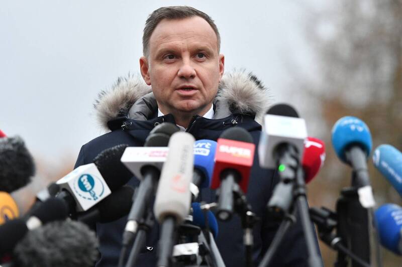 波蘭總統杜達（Andrzej Duda）日前被外媒爆出，他再次遭到曾多次以惡作劇電話捉弄各國政要的俄羅斯雙人組「Vovan and Lexus」戲耍。（歐新社）