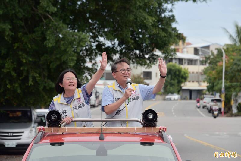 台東縣長候選人劉櫂豪在台東市掃街拜票。（記者黃明堂攝）