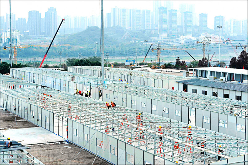 中国重庆市22日正赶工兴建方舱医院。（法新社）(photo:LTN)