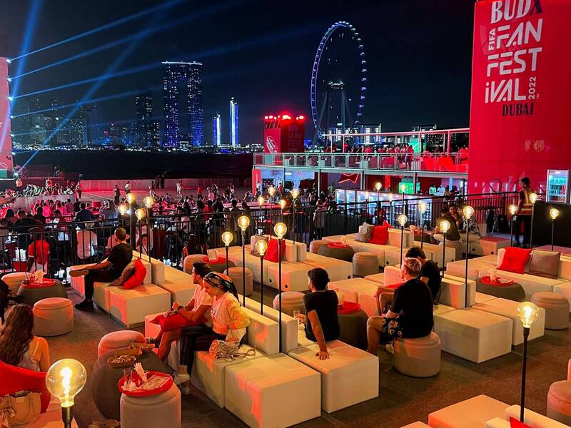 世界各地的足球迷齐聚到杜拜，除了一起用大萤幕观赏球赛，也为了能在看球赛时自由饮酒。（路透）(photo:LTN)