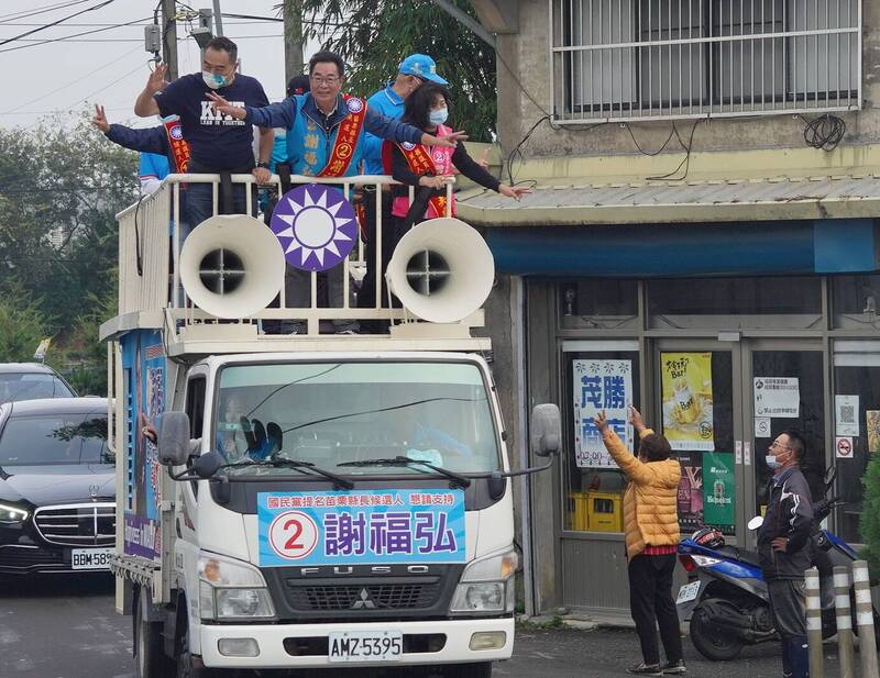 選戰到了決戰關頭，國民黨苗栗縣長候選人謝福弘，持續以車隊在公館及頭屋掃街拜票，受到不少民眾熱烈支持。（謝福弘競選總部提供）