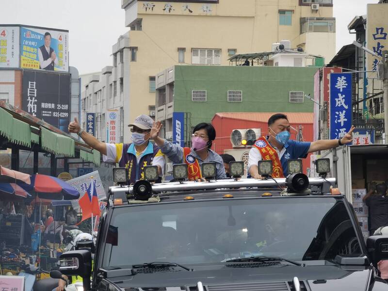 選舉倒數計時，彰化縣長候選人王惠美今在員林市掃街拜票。（黃秀芳競總提供）