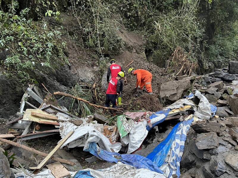 新竹縣政府消防局第2大隊救難人員到場積極搶救疑似遭到活埋的黃姓男子。（讀者提供）