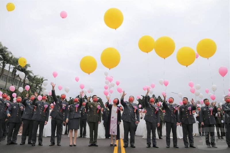 陸軍司令徐衍璞上將伉儷與新人們一起施放浪漫氣球。（軍聞社提供）