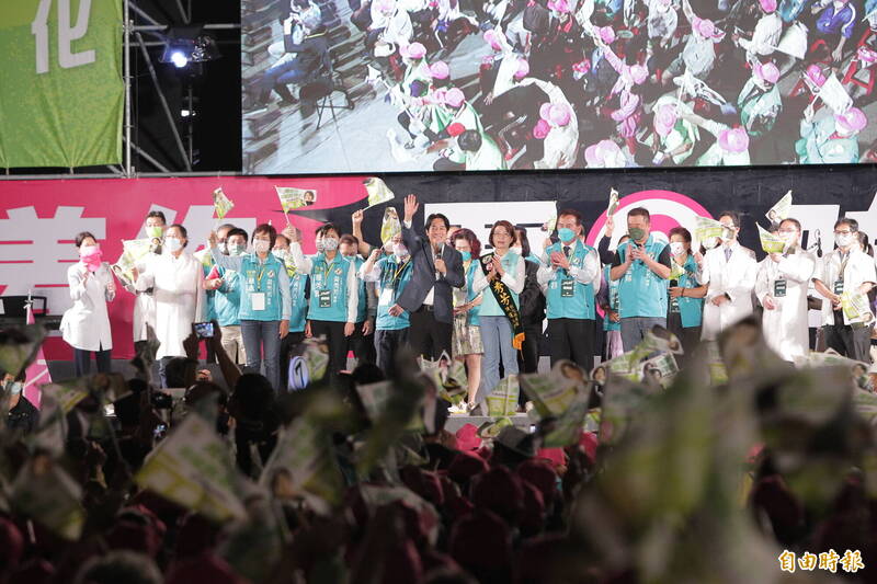 副總統賴清德今晚第8度為彰化縣長候選人黃秀芳站台助攻,呼籲堅定投給黃秀芳,改變彰化。(記者張聰秋攝) 副總統賴清德今晚第8度為彰化縣長候選人黃秀芳站台助攻,呼籲堅定投給黃秀芳,改變彰化。(記者張聰秋攝)