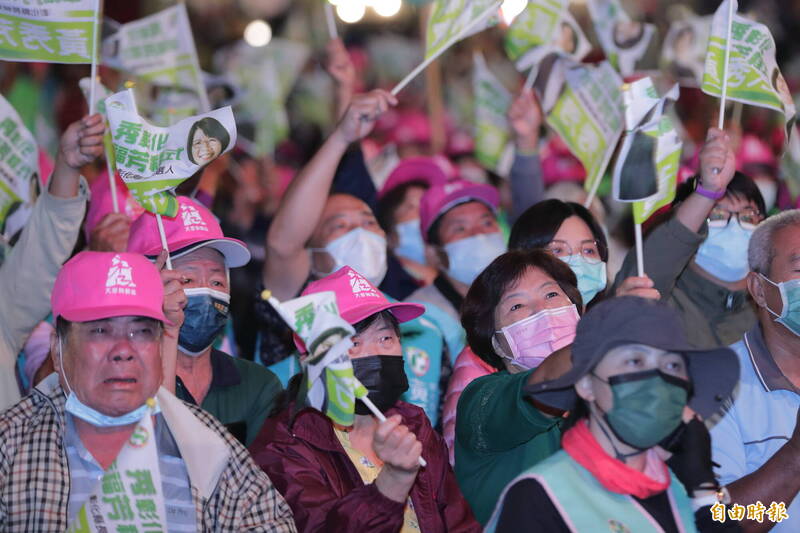 民進黨彰化縣長候選人黃秀芳今晚在彰化市舉辦選前之夜,民眾熱情炒熱會場氣氛,有阿伯被演講者的致詞聽到感動落淚。(記者張聰秋攝) 民進黨彰化縣長候選人黃秀芳今晚在彰化市舉辦選前之夜,民眾熱情炒熱會場氣氛,有阿伯被演講者的致詞聽到感動落淚。(記者張聰秋攝)
