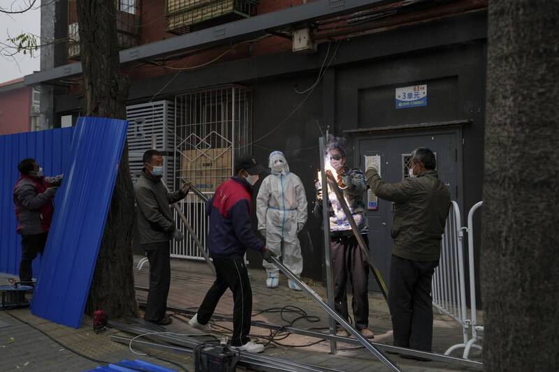 北京为施行清零政策，在24日开始在多地社区架设铁皮作为阻隔，濒临封控。（美联社）(photo:LTN)