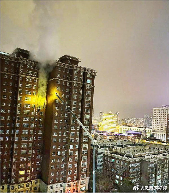 網路流傳烏魯木齊天山區一社區大樓24日晚間火災畫面。（取自網路）