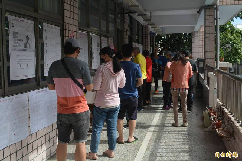 九合一大選今天投票，台中太平上午天氣好，民眾投票相當踴躍，接近中午時仍有排隊等待投票的人龍。（記者陳建志攝）