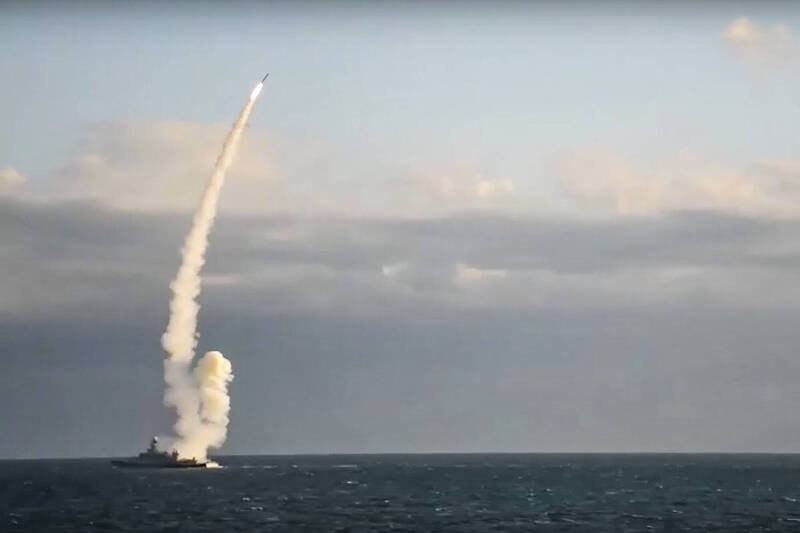 俄军战舰10月31日朝乌克兰境内发射一枚巡弋飞弹。（美联社）(photo:LTN)