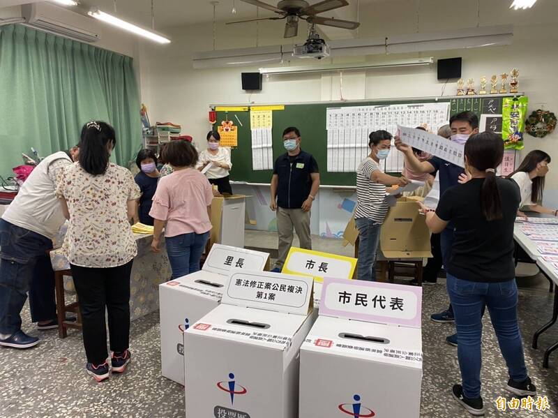 九合一大選開票，圖為雲林斗六一處投開票所開票狀況。（記者詹士弘攝）