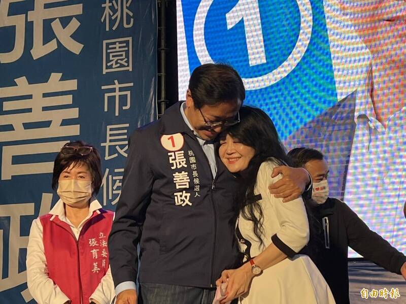 張善政高票當選，緊擁妻子張琦雅。（記者許倬勛攝）