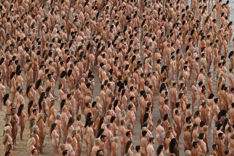 澳洲海灘2500人同時裸體 美藝術家:喚起對皮膚癌的意識