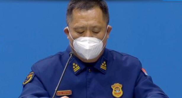 乌鲁木齐消防救援支队长李文胜在记者会中声称「部分居民自防自救能力弱」，此发言引起大批网友群情激愤。（图撷取自澎湃新闻）(photo:LTN)