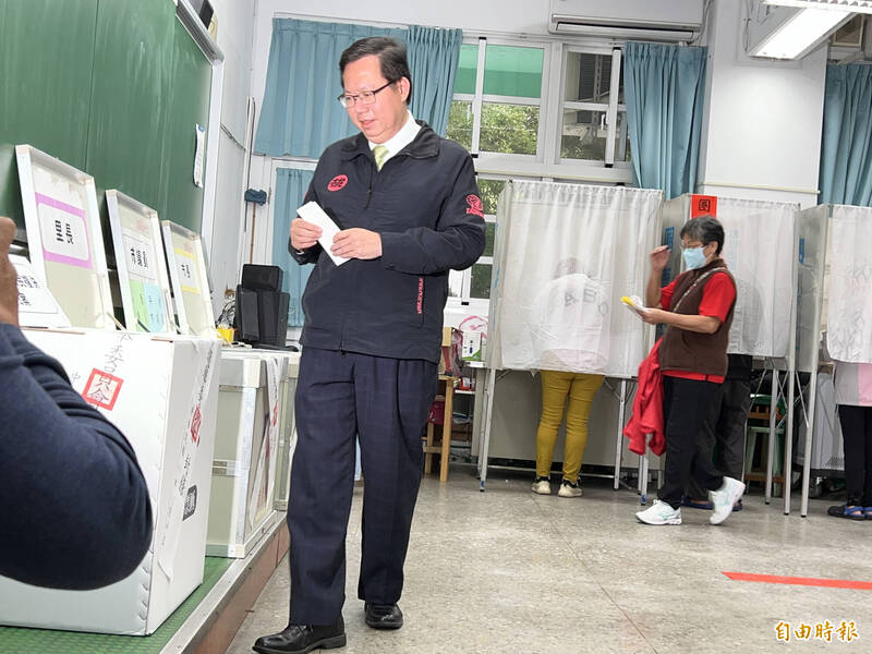 桃園市長鄭文燦回母校大安國小投票。（記者陳恩惠攝）