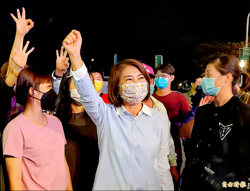 周春米以一萬多票差距擊敗蘇清泉贏得勝利，完成屏東第一位女縣長的目標。（記者葉永騫攝）