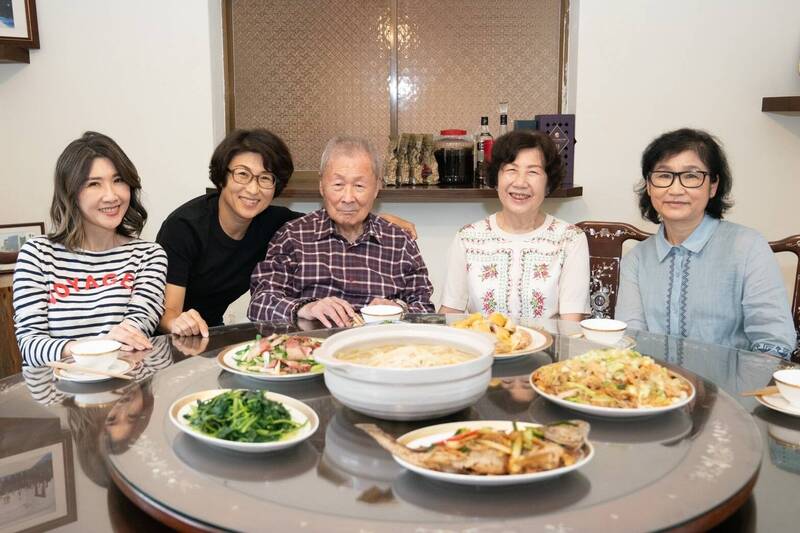 饒慶鈴勝選後的第一件事，就是回老家與家人共進午餐。（饒慶鈴競選總部提供）