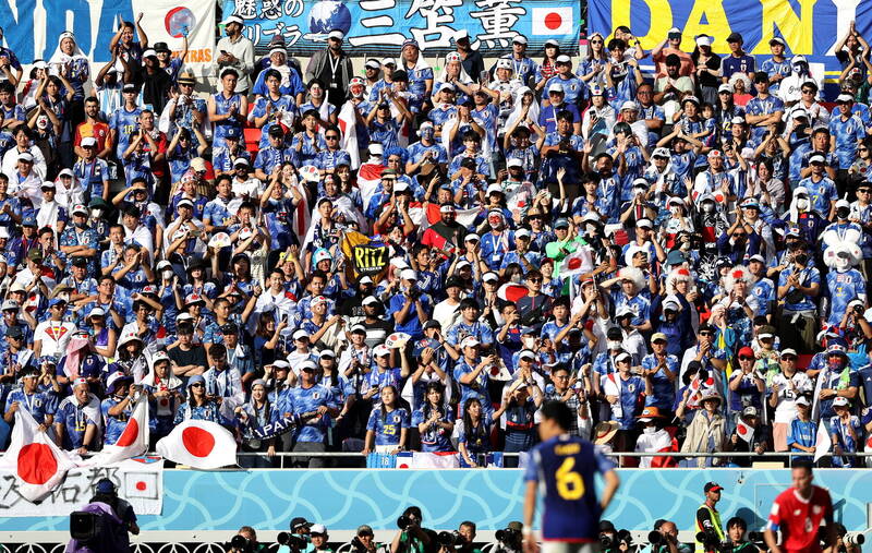 中国央视在报导世界盃日本对哥斯大黎加赛事时，凡出现观众没戴口罩的画面，就紧急抽换。（欧新社）(photo:LTN)