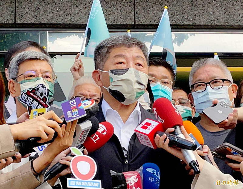 民進黨台北市長候選人陳時中車隊謝票前受訪。（記者朱沛雄攝）