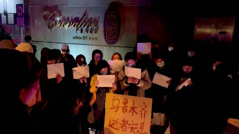 上海有许多民众上街声援乌鲁木齐，甚至与警方展开对峙，甚至有大批民众一起高喊「习近平，下台」、「共产党，下台」。（路透）(photo:LTN)
