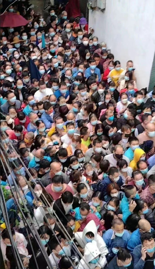 中国佛山顺德区居民涌上街头抢做核酸，爆发踩踏推挤事件。（图取自微博）(photo:LTN)
