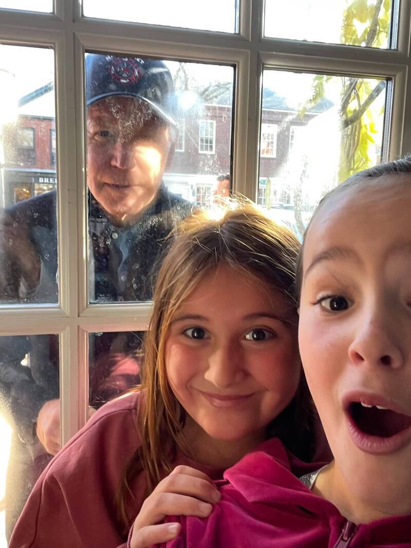 美国总统拜登隔窗与小粉丝自拍合照，因表情诡异、灯光关系遭网友酸感觉很可怕。（取自推特Nantucket Current）(photo:LTN)