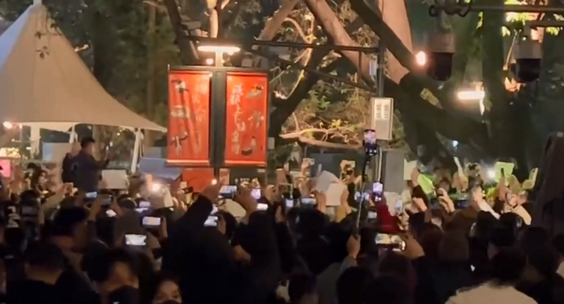 成都群众27日拿着白纸响应抗议浪潮，高喊「不自由，毋宁死」。（图翻摄自推特）(photo:LTN)