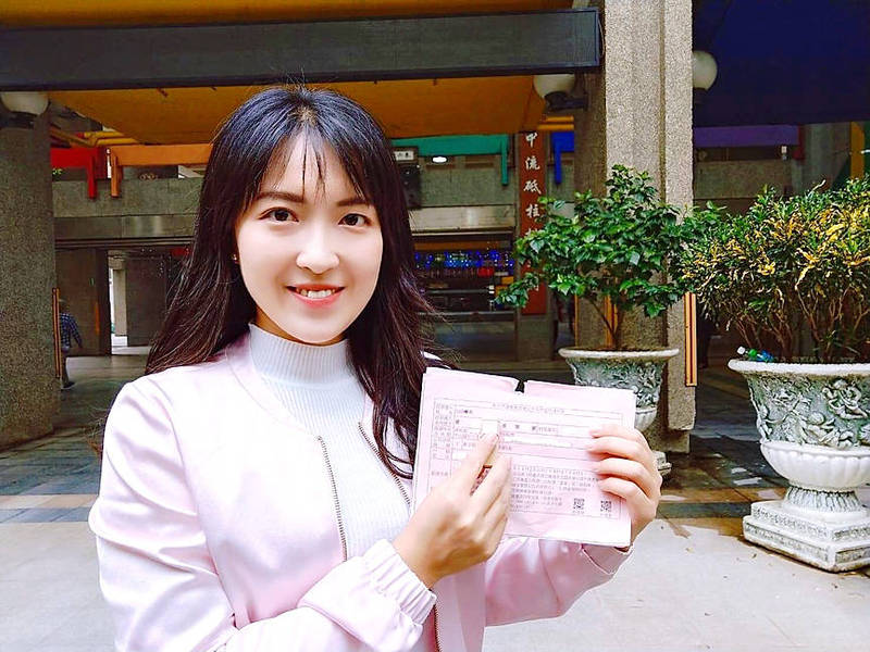 Taiwanese-Japanese Mai Yamada, a newly elected New Taipei City councilor, points at her name in an undated photograph.
Photo courtesy of Yamada’s campaign office