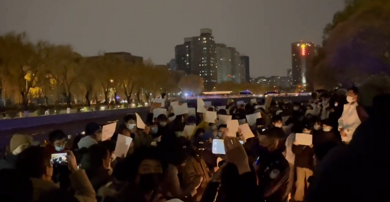 北京群众27日拿着白纸响应抗议浪潮，高唱《国际歌》。（图翻摄自推特）(photo:LTN)